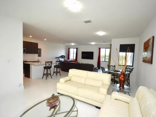 Продажа дома по адресу 15743 SW 136th Terrace - фото 8886377