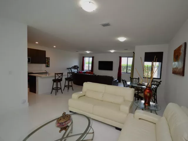 Продажа дома по адресу 15743 SW 136th Terrace - фото 8886378