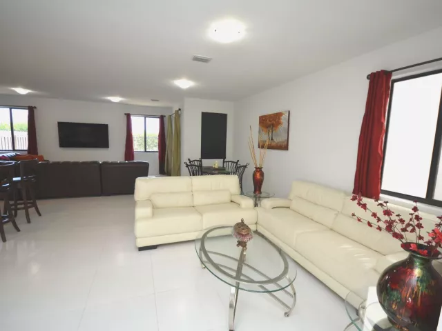 Продажа дома по адресу 15743 SW 136th Terrace - фото 8886379