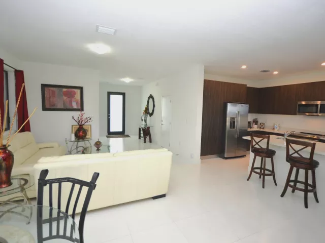 Продажа дома по адресу 15743 SW 136th Terrace - фото 8886380