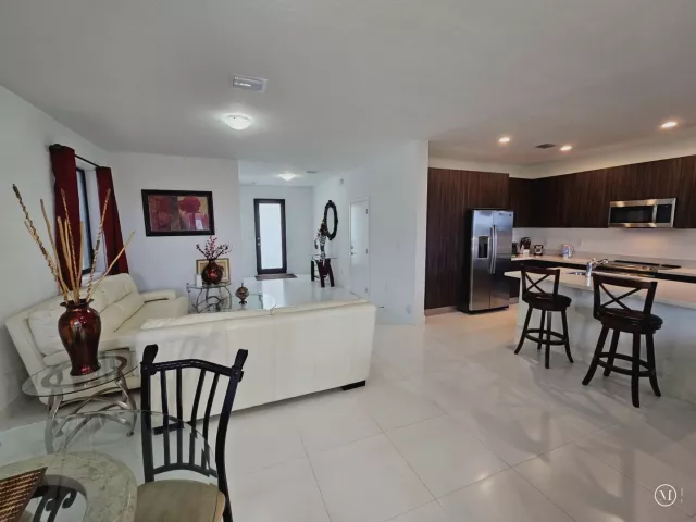 Продажа дома по адресу 15743 SW 136th Terrace - фото 8886381