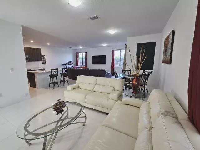 Продажа дома по адресу 15743 SW 136th Terrace - фото 8886382