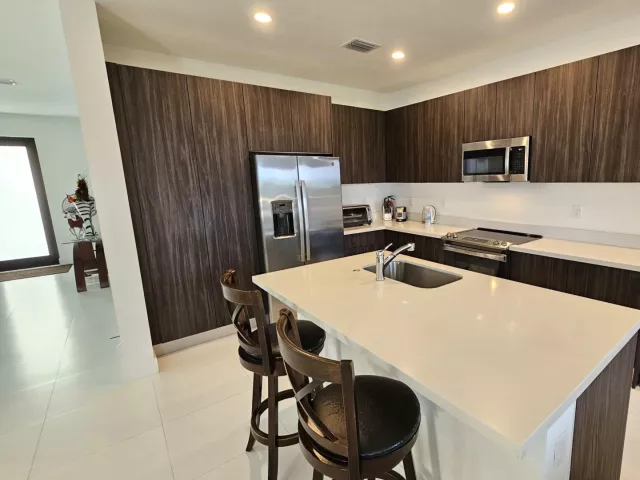 Продажа дома по адресу 15743 SW 136th Terrace - фото 8886383