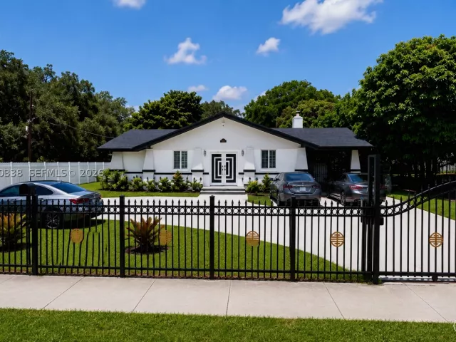 Продажа дома по адресу 1860 NW 81st St - фото 8861696