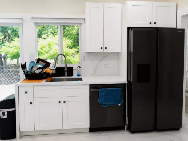 Продажа дома по адресу 1860 NW 81st St - фото 8861700