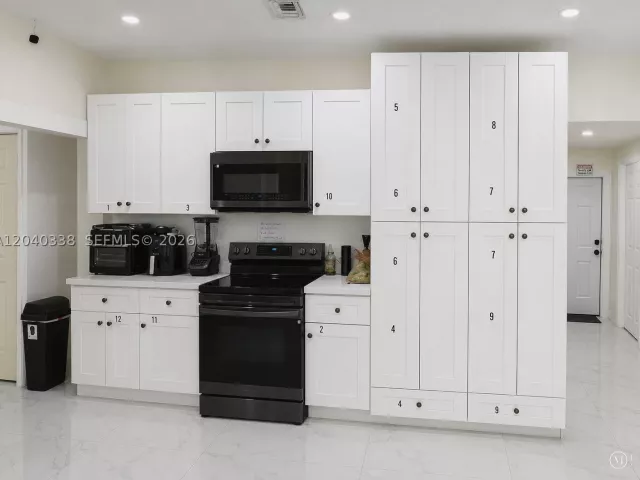 Продажа дома по адресу 1860 NW 81st St - фото 8861701