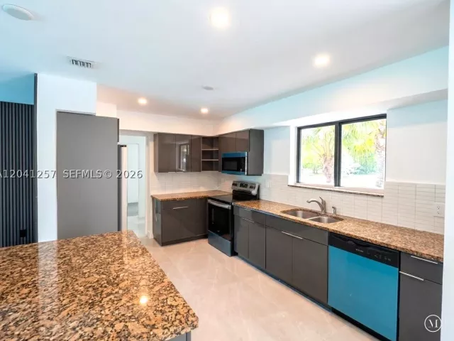 Продажа дома по адресу 19700 NE 11th Pl - фото 8900345