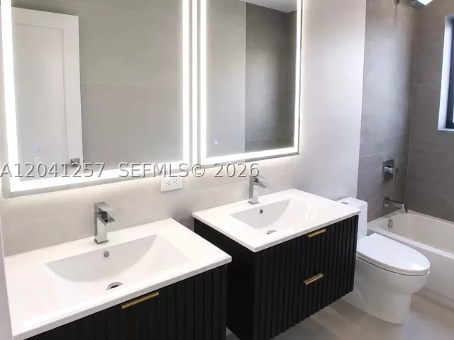 Продажа дома по адресу 19700 NE 11th Pl - фото 8900348