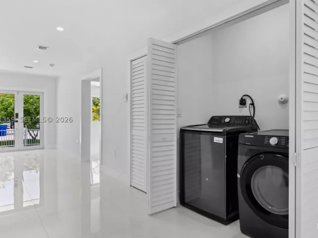 Продажа дома по адресу 2940 SW 12th St - фото 8862157