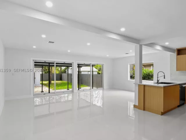 Продажа дома по адресу 2940 SW 12th St - фото 8862143