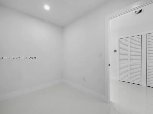 Продажа дома по адресу 2940 SW 12th St - фото 8862144