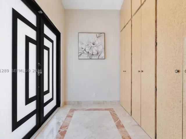 Продажа дома по адресу 2531 NE 195th St - фото 8921389