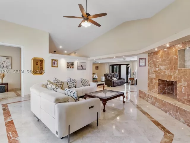 Продажа дома по адресу 2531 NE 195th St - фото 8921390