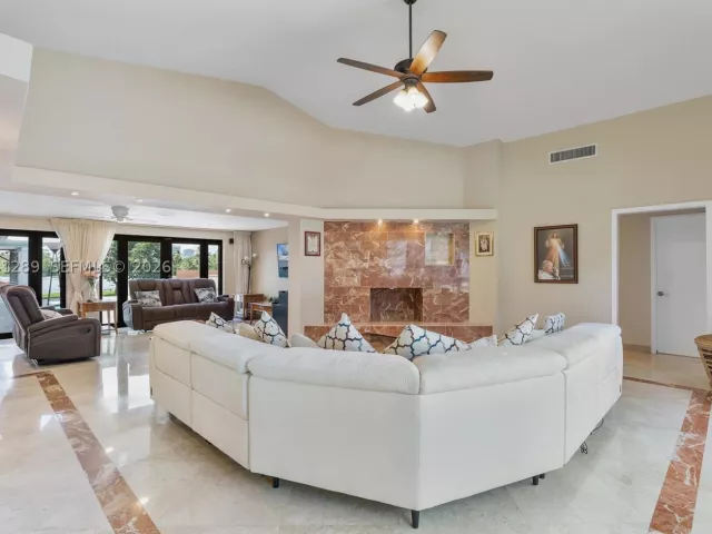 Продажа дома по адресу 2531 NE 195th St - фото 8921391