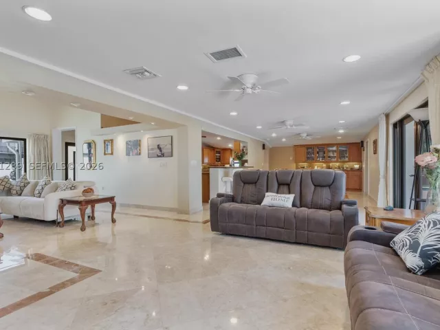 Продажа дома по адресу 2531 NE 195th St - фото 8921392