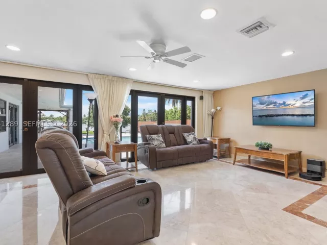 Продажа дома по адресу 2531 NE 195th St - фото 8921393