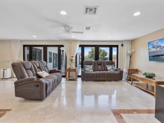 Продажа дома по адресу 2531 NE 195th St - фото 8921394