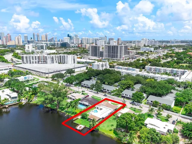 Продажа дома по адресу 2531 NE 195th St - фото 8921377