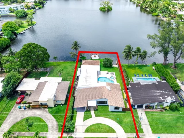 Продажа дома по адресу 2531 NE 195th St - фото 8921380