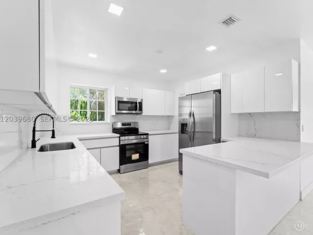 Продажа дома по адресу 110 NE 152nd St - фото 8917486