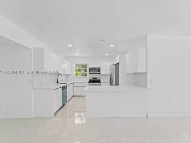 Продажа дома по адресу 110 NE 152nd St - фото 8917487
