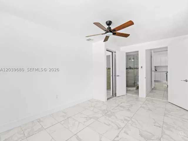 Продажа дома по адресу 110 NE 152nd St - фото 8917492