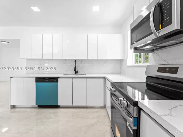 Продажа дома по адресу 110 NE 152nd St - фото 8917494