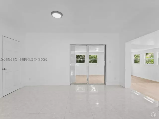 Продажа дома по адресу 110 NE 152nd St - фото 8917495