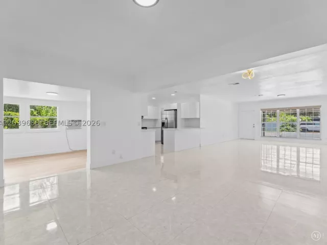 Продажа дома по адресу 110 NE 152nd St - фото 8917496