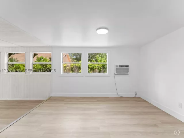 Продажа дома по адресу 110 NE 152nd St - фото 8917497