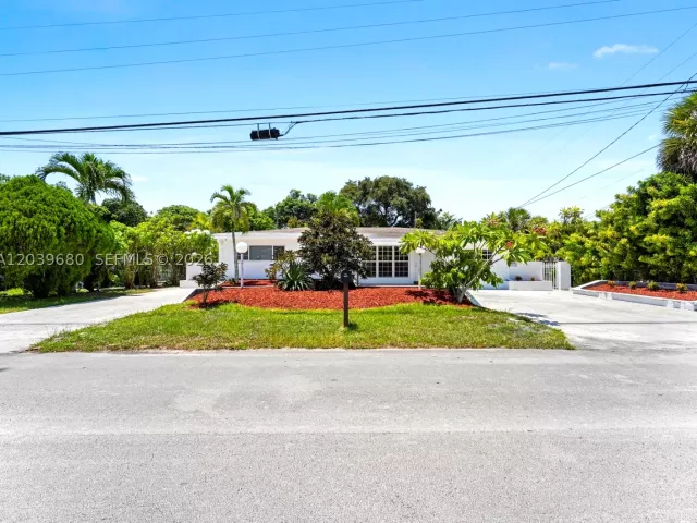 Продажа дома по адресу 110 NE 152nd St - фото 8917479