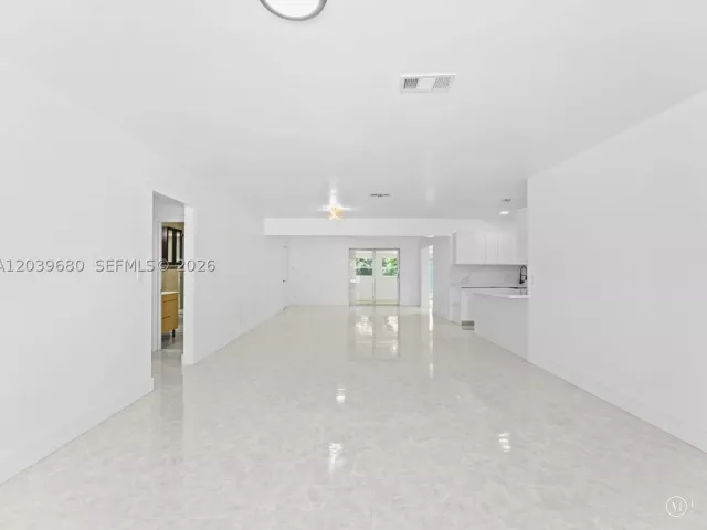 Продажа дома по адресу 110 NE 152nd St - фото 8917484