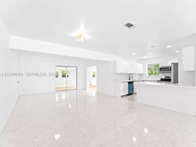 Продажа дома по адресу 110 NE 152nd St - фото 8917485