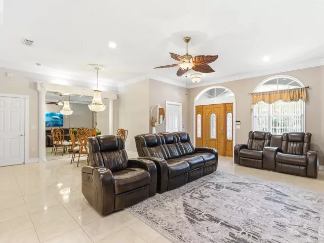 Продажа дома по адресу 2570 SE 4th Place - фото 9360635