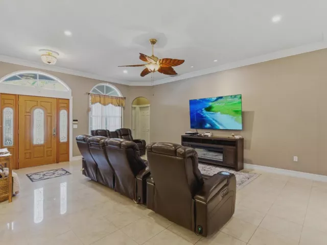 Продажа дома по адресу 2570 SE 4th Place - фото 9360637