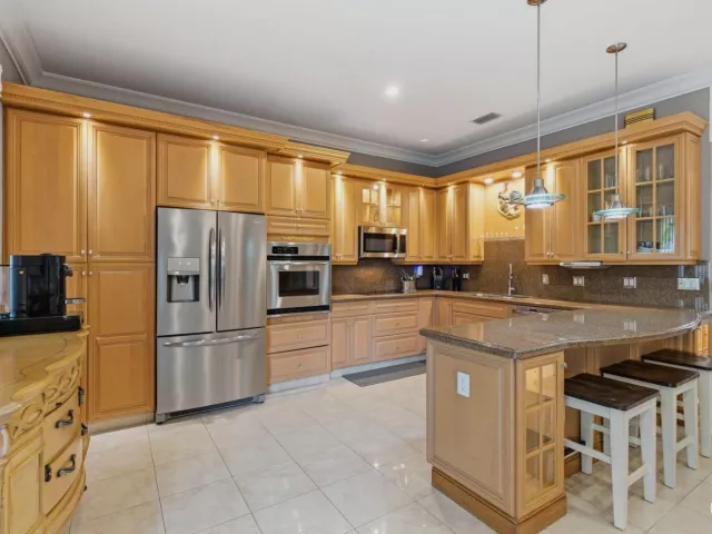 Продажа дома по адресу 2570 SE 4th Place - фото 9360645