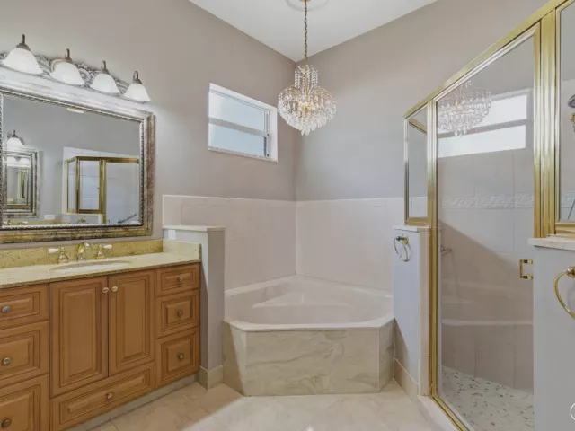 Продажа дома по адресу 2570 SE 4th Place - фото 9360664