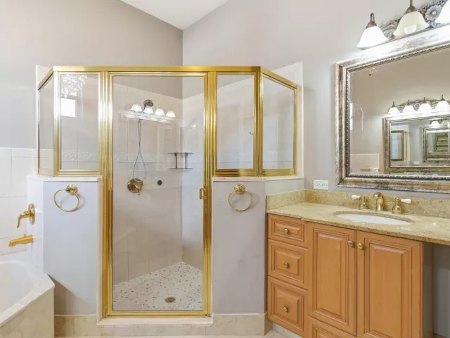 Продажа дома по адресу 2570 SE 4th Place - фото 9360665
