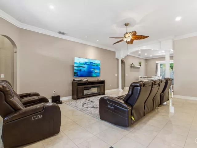 Продажа дома по адресу 2570 SE 4th Place - фото 9360633
