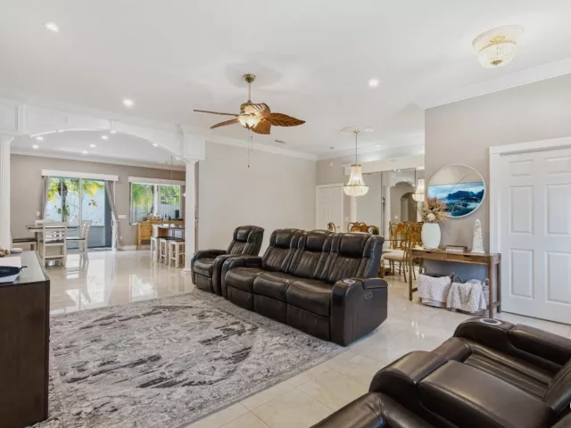 Продажа дома по адресу 2570 SE 4th Place - фото 9360634
