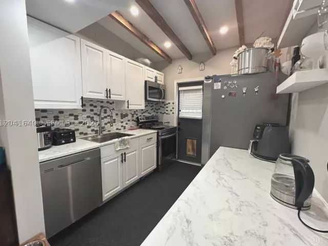 Продажа дома по адресу 6060 NW 7th St - фото 8886727