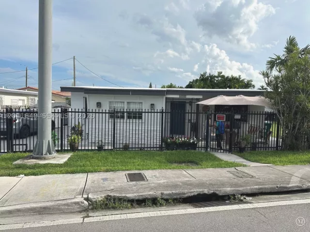 Продажа дома по адресу 6060 NW 7th St - фото 8886716