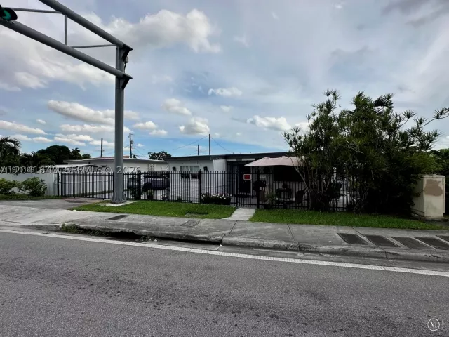 Продажа дома по адресу 6060 NW 7th St - фото 8886718