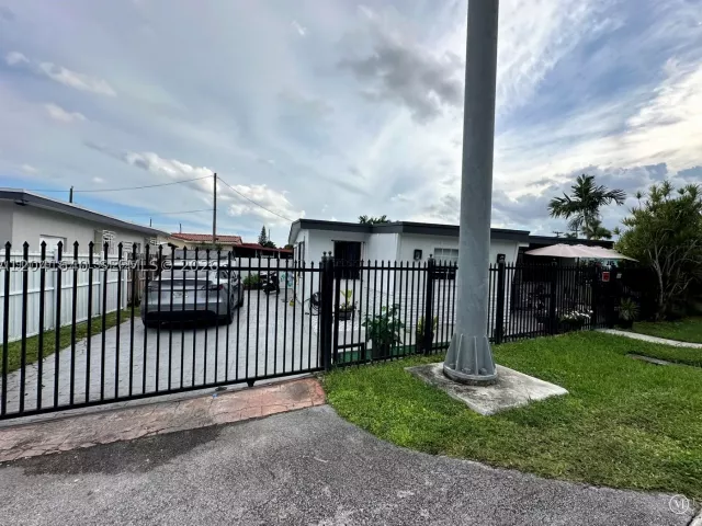 Продажа дома по адресу 6060 NW 7th St - фото 8886719
