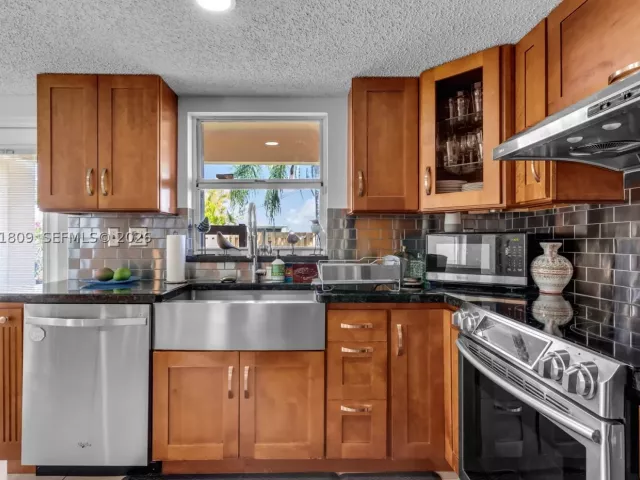Продажа дома по адресу 4766 SW 154th Ave - фото 8877372