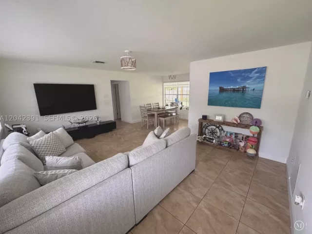 Продажа дома по адресу 8130 NW 12th St - фото 8875583