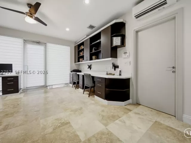 Продажа дома по адресу 710 NE 3rd Ave - фото 8919688