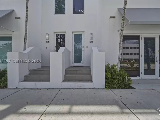 Продажа дома по адресу 710 NE 3rd Ave - фото 8919689