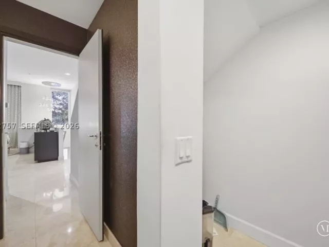 Продажа дома по адресу 710 NE 3rd Ave - фото 8919692