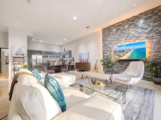 Продажа дома по адресу 710 NE 3rd Ave - фото 8919677